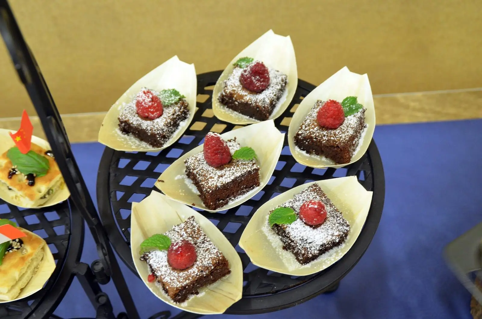 Teller mit Schokoladenkuchenstücken, verziert mit Himbeeren und Minze