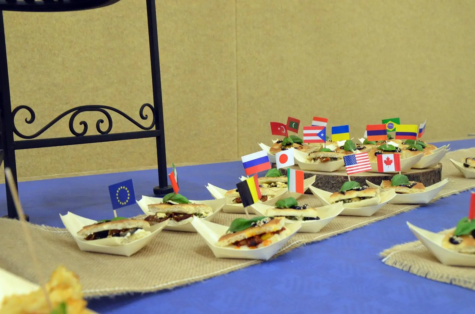 Snacks mit kleinen Länderflaggen auf einem Buffettisch
