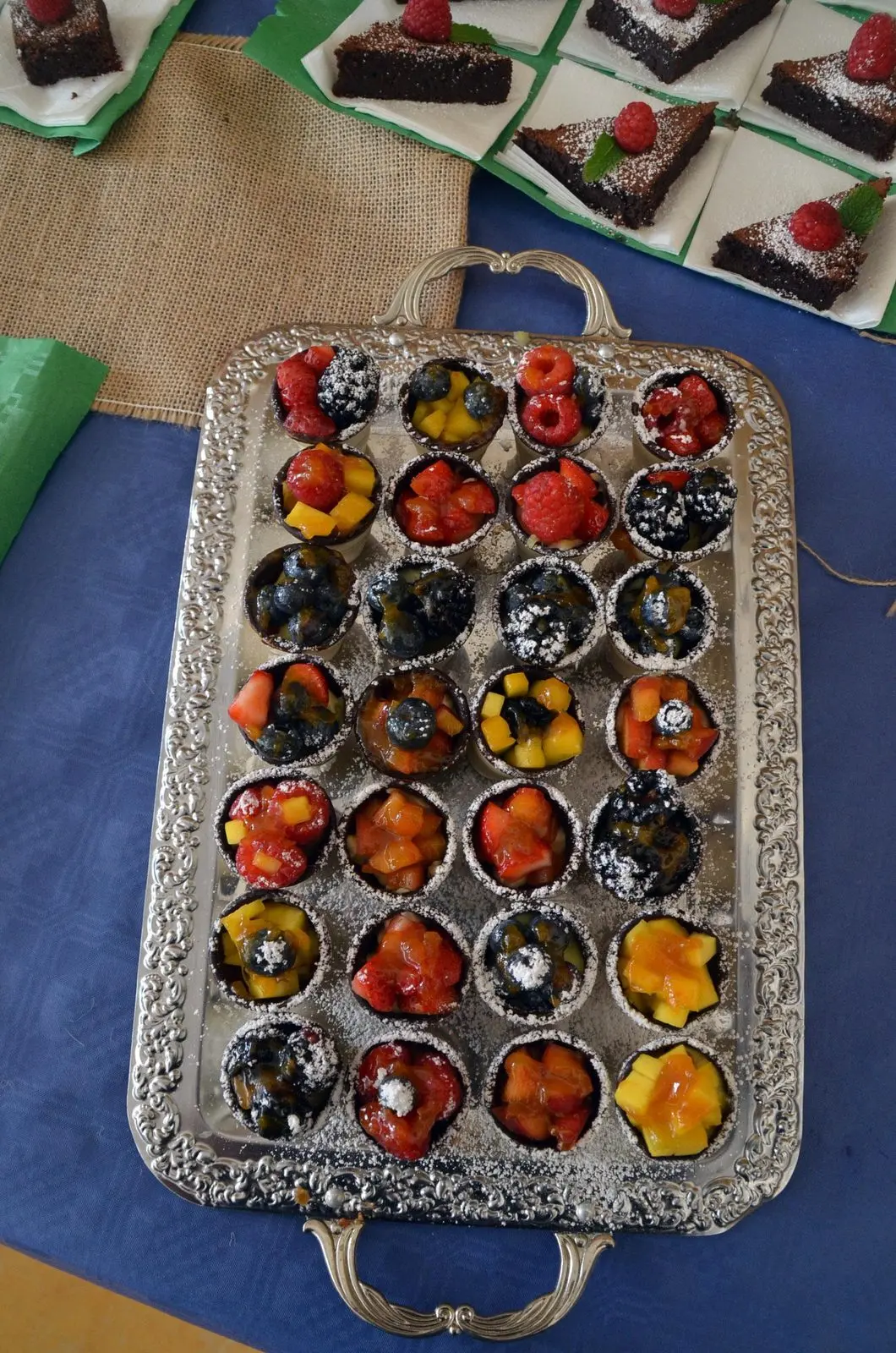 Silbernes Tablett mit Obsttörtchen