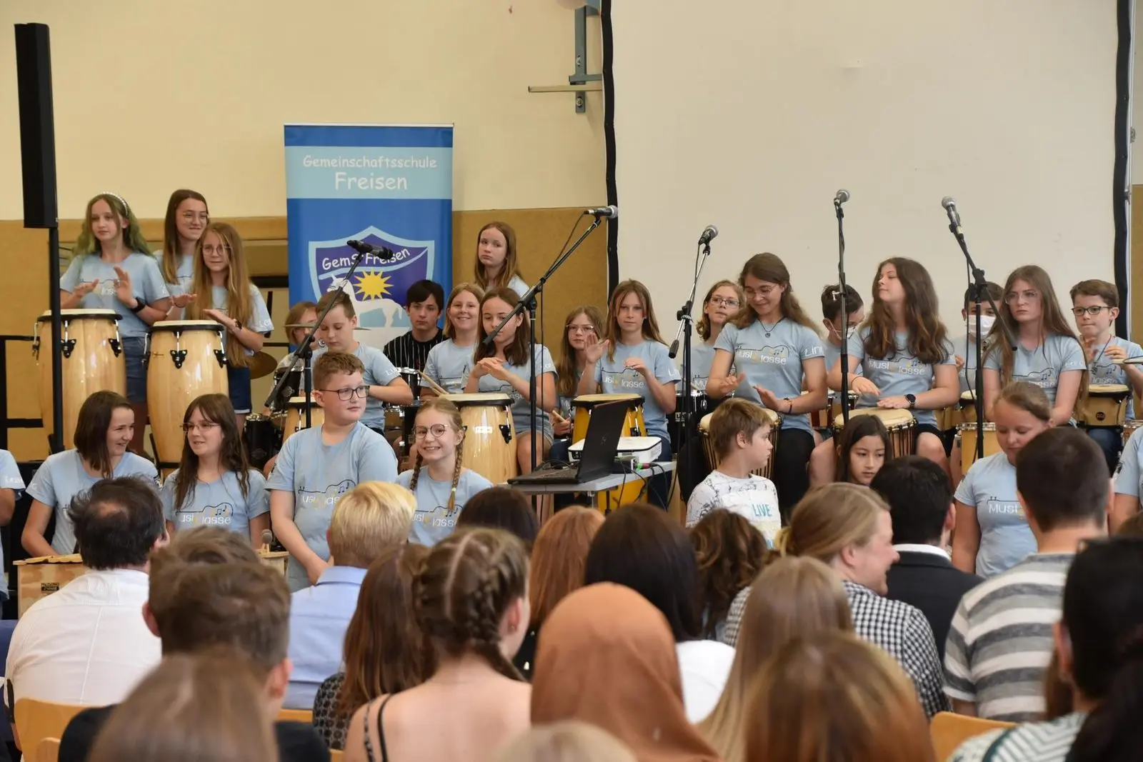 Musikklasse mit Trommeln vor dem Publikum