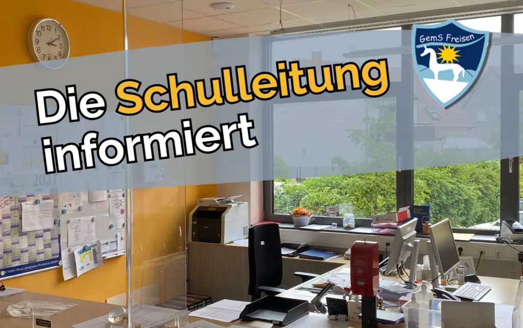 Grafik „Die Schulleitung informiert“ über einem Foto des Sekretariats mit Schullogo