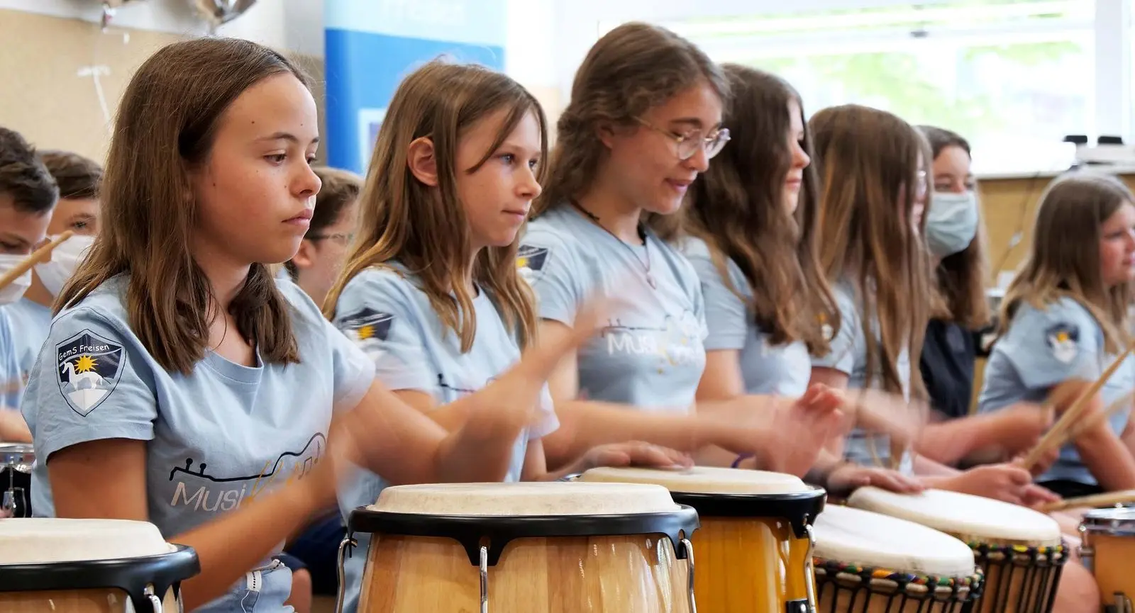 Schülerinnen der Musikklasse spielen Trommeln