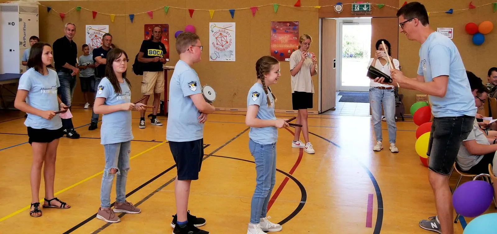 Schülerinnen und Schüler bei einer Vorführung in der Sporthalle