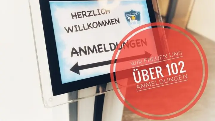 Aufsteller „Herzlich willkommen – Anmeldungen“ mit Pfeil und eingeblendetem Hinweis auf 102 Anmeldungen
