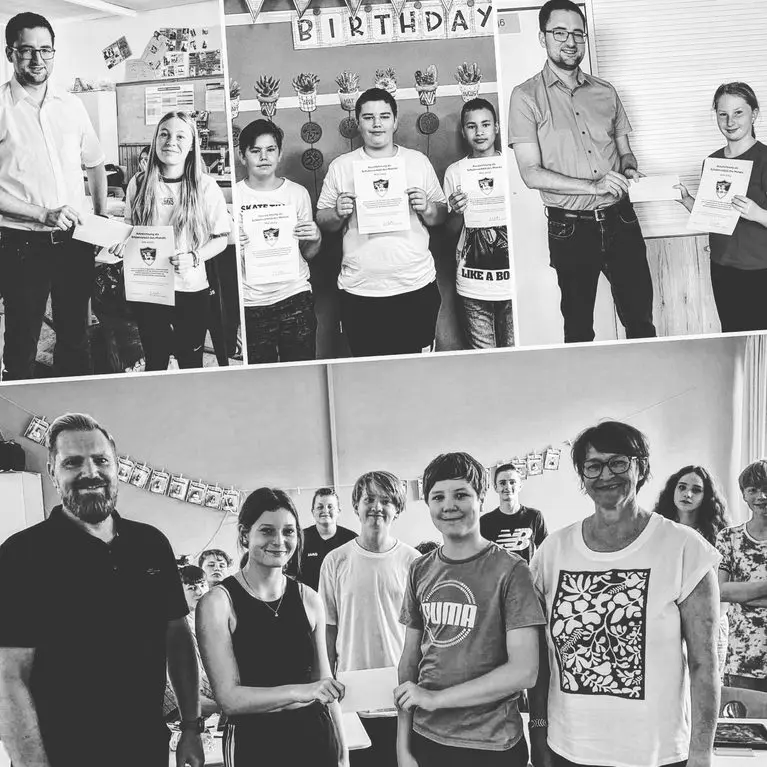 Schwarz-Weiß-Collage: Schülerinnen und Schüler mit Urkunden und Erwachsene bei Auszeichnungen