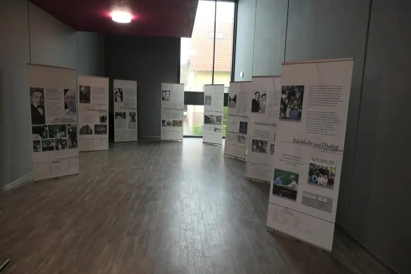 Ausstellung mit Roll-up-Tafeln über Alex Deutsch in einem Saal, darunter die Tafel „Rückkehr und Dialog“