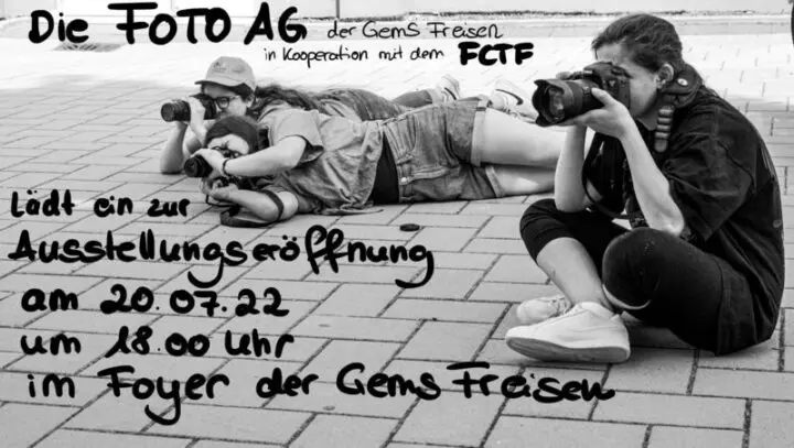 Einladung der Foto-AG mit Foto fotografierender Jugendlicher