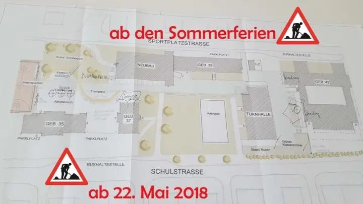 Lageplan des Schulgeländes mit Baustellenzeichen und Terminangaben zu den Bauarbeiten