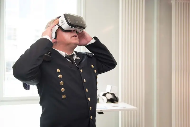 Mann in Bergmannsuniform trägt eine VR-Brille