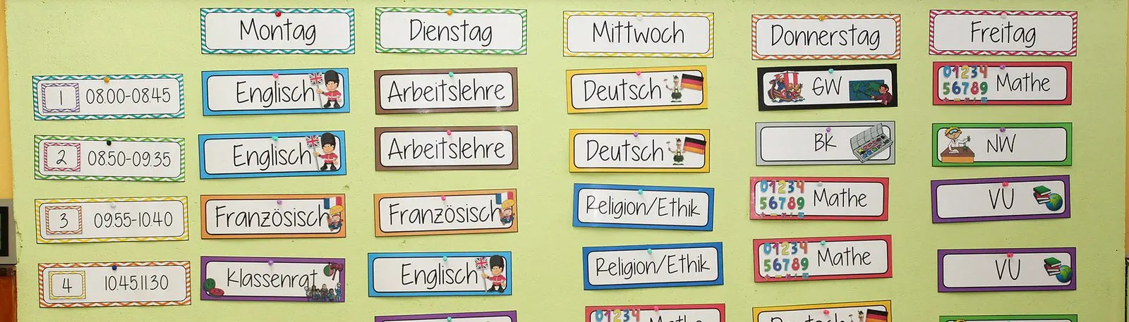 Stundenplan aus Kärtchen an einer Wand, Montag bis Freitag
