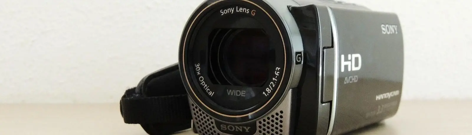 Videokamera von Sony auf einem Tisch