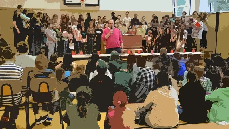 Mann mit Mikrofon vor dem Schulchor, Schülerinnen und Schüler sitzen davor auf dem Boden, grafisch verfremdet