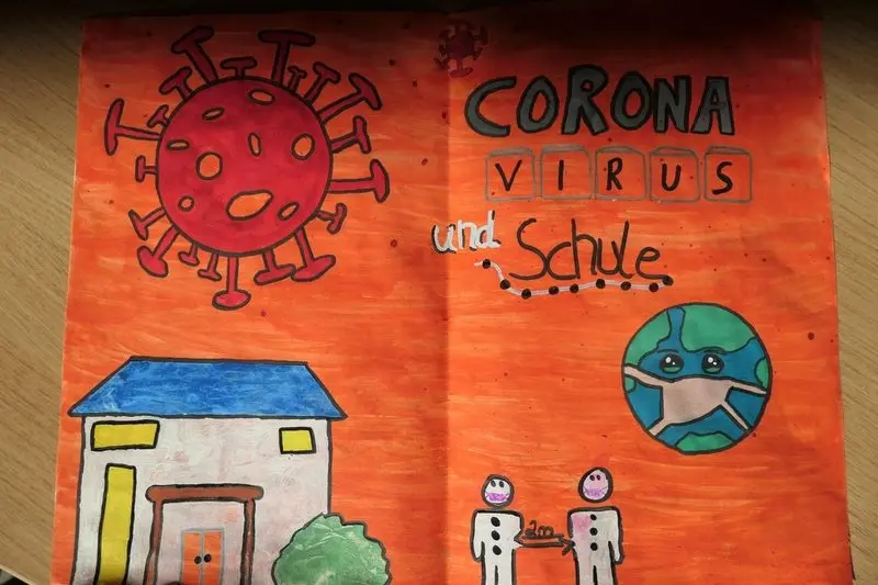 Gemalte Collage „Corona Virus und Schule“ mit Virus, Schulhaus, Erde mit Maske und zwei Figuren mit Masken