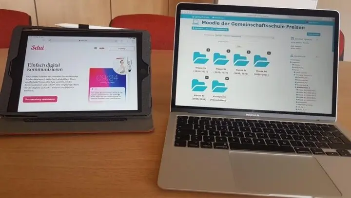Tablet mit der Sdui-Webseite neben Laptop mit „Moodle der Gemeinschaftsschule Freisen“