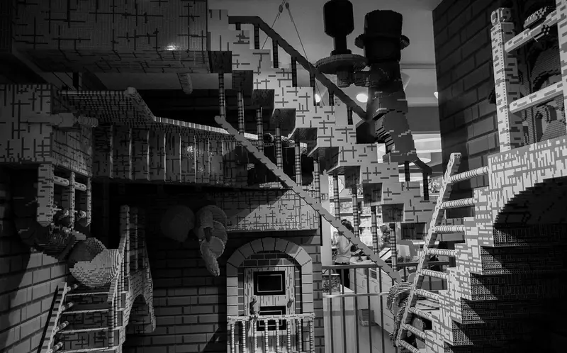 Schwarz-Weiß-Foto: verschachtelte Treppen und Bauteile aus Legosteinen