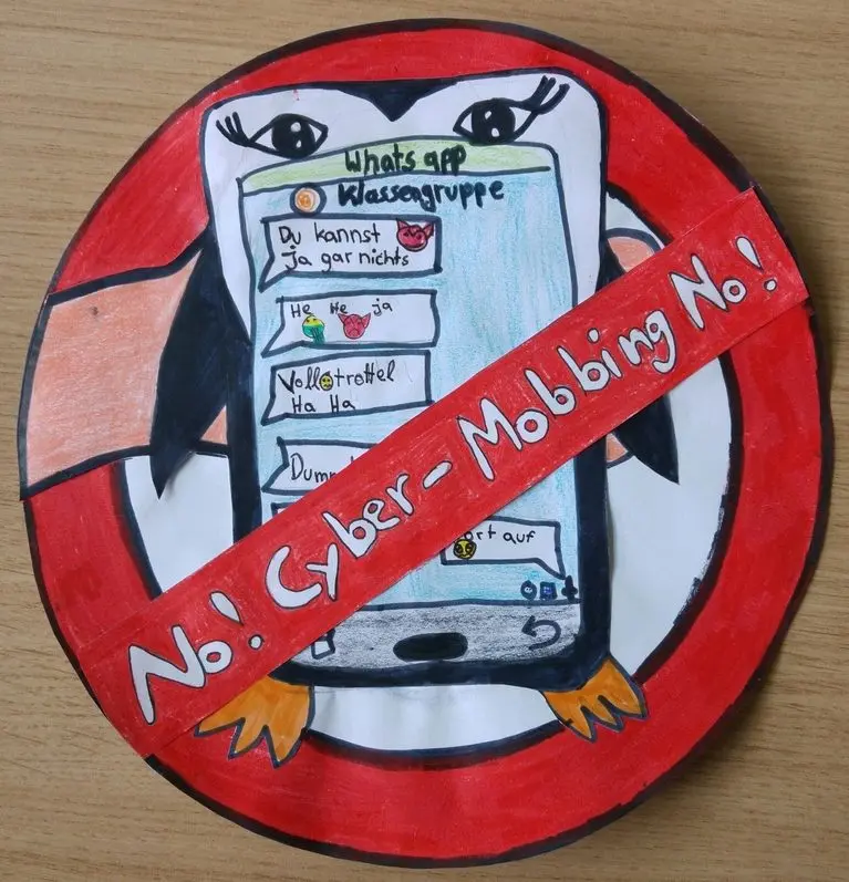 Logo-Entwurf: Pinguin als Smartphone mit WhatsApp-Chat in einem roten Verbotsschild