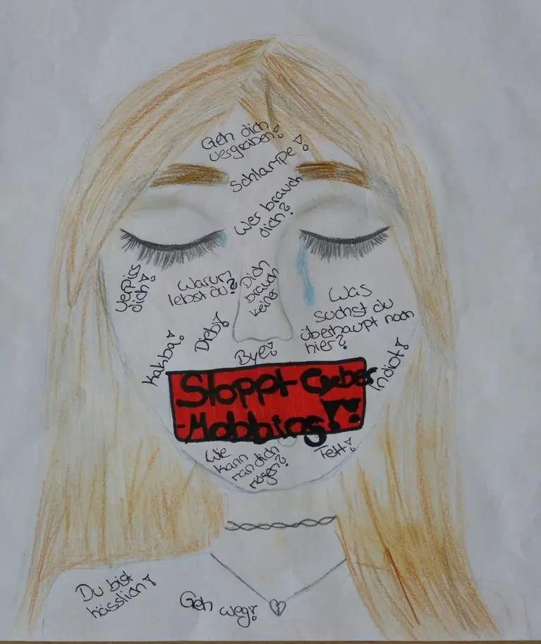 Logo-Entwurf: Zeichnung eines weinenden Mädchens, Mund mit Schild „Stoppt Cyber-Mobbing!“ verklebt, Beleidigungen im Gesicht