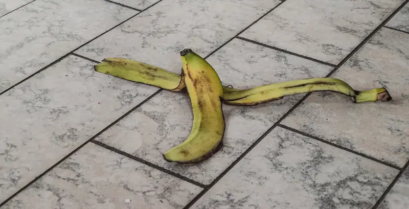 Fotografie: Bananenschale auf einem Fliesenboden
