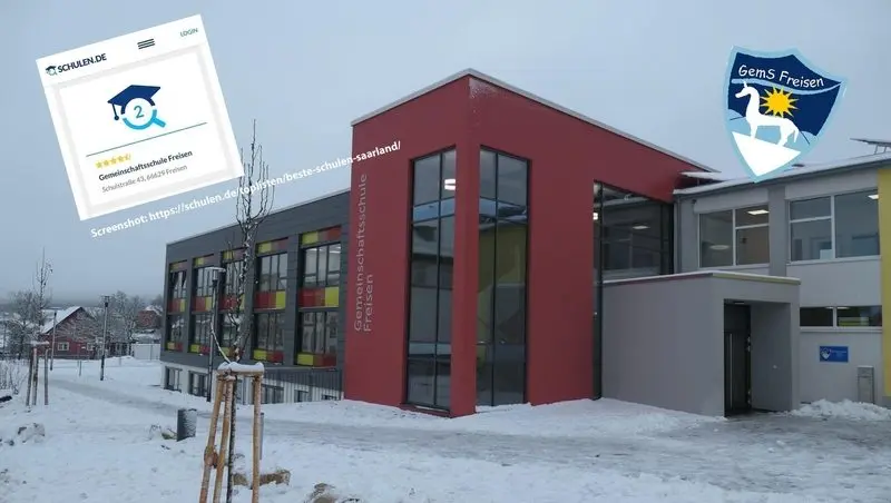 Schulgebäude im Schnee mit eingefügtem Screenshot des Schulen.de-Rankings (Platz 2) und Schullogo