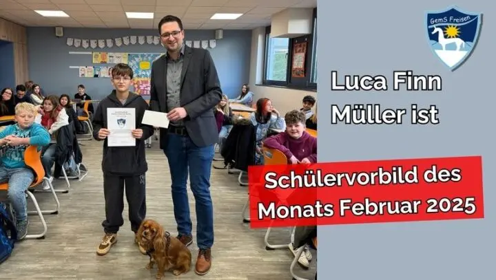 Grafik zum Schülervorbild: Schüler mit Urkunde, ein Mann mit Umschlag und ein Hund vor der Klasse