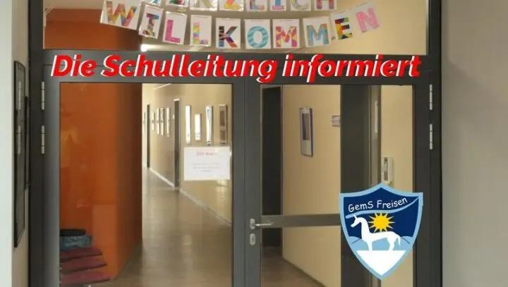 Glastür mit Schullogo und „Herzlich willkommen“-Girlande, Schriftzug darüber