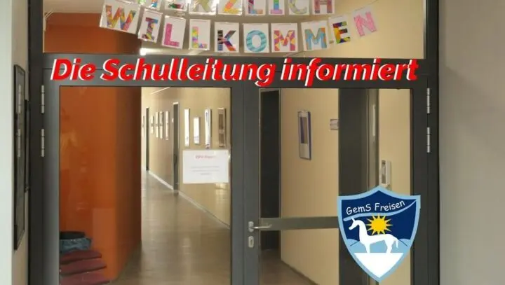 Grafik „Die Schulleitung informiert“ über einer Glastür mit Banner „Herzlich willkommen“ und Schullogo