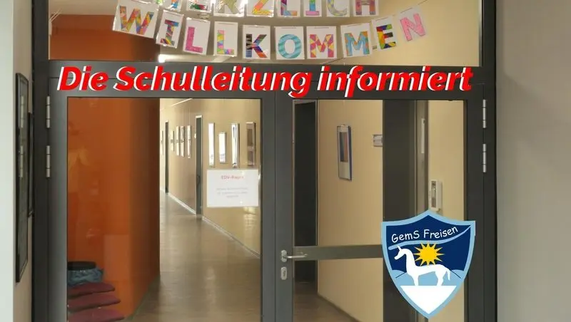 Grafik „Die Schulleitung informiert“ über einer Glastür mit Banner „Herzlich willkommen“ und Schullogo