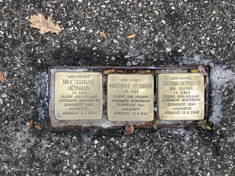 Drei Stolpersteine für Max Sigmund, Marianne und Norma Heymann