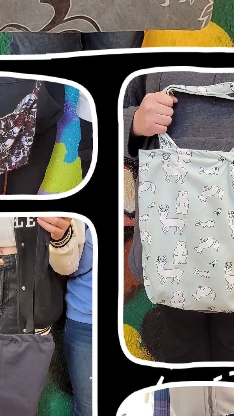Collagenausschnitt mit genähten Taschen, groß eine mintfarbene mit Tiermotiven