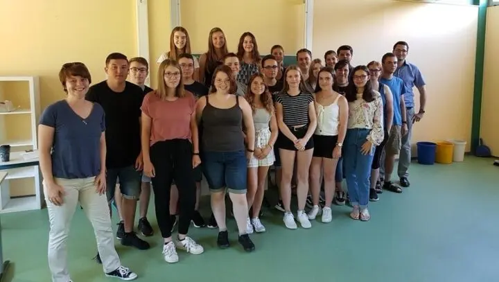 Gruppenbild der Klassenstufe 11 mit zwei Lehrkräften im Klassenraum